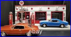 TEXACO GAS STATION FRONT With 2 PUMP ISLAND DIORAMA, 118, HAND CRAFTED, NEW