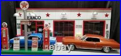 TEXACO GAS STATION FRONT With 2 PUMP ISLAND DIORAMA, 118, HAND CRAFTED, NEW