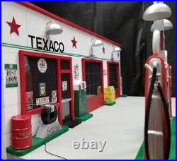 TEXACO GAS STATION FRONT With 2 PUMP ISLAND DIORAMA, 118, HAND CRAFTED, NEW