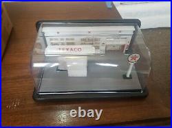 Texaco Lot Replica Gas Station 1913 Ford Model T Delivery Truck & Gas Pump Bank